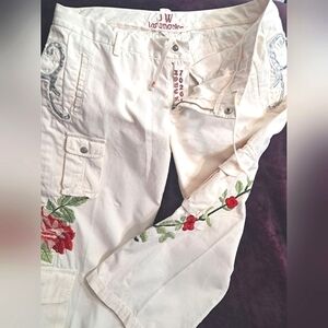 Monu Monu Cream cargo Pants with Floral Embroidery